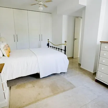Fantastic Townhouse/ 4bed/4bath/ Puerto Banus شقة